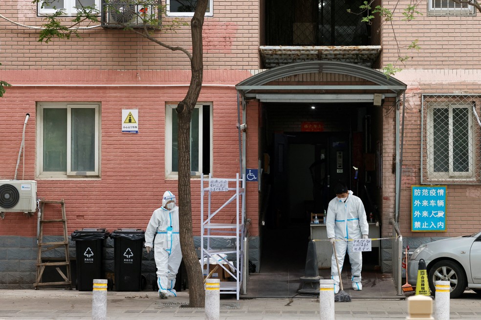 Agentes de saúde nas ruas de Pequim, na China — Foto: Carlos Garcia Rawlins/REUTERS