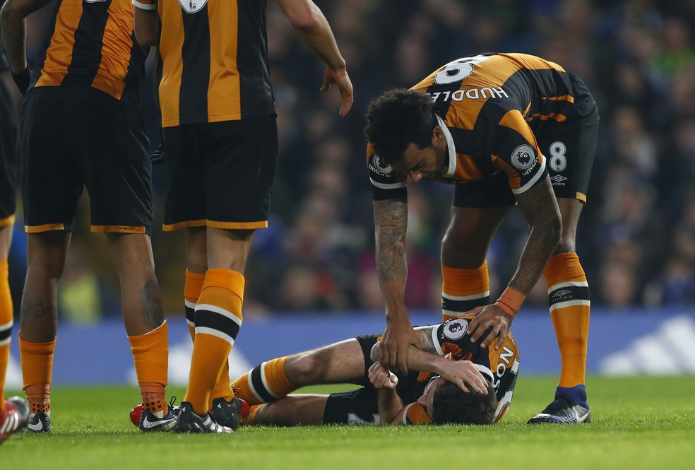 Mason caído no chão após choque com Cahill — Foto: Reuters
