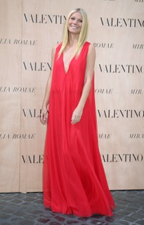Gwyneth Paltrow escolheu longo vermelho para o desfile da Valentino 
