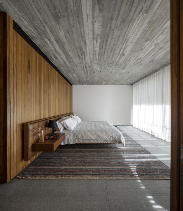 Décor do dia: quarto de casal com madeira e concreto aparente (Foto: Fernando Guerra/Divulgação)