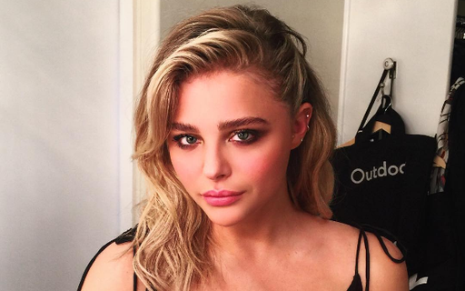 Chloe Grace Moretz diz ter pensado colocar silicone aos 16 após ser  obrigada a usar sutiã com enchimento em filme - Monet