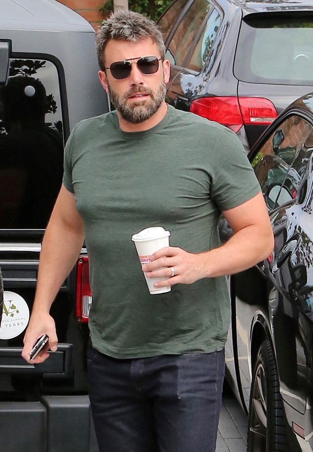 Após rodar 'Batman', Ben Affleck aparece mais gordinho - Quem | QUEM News