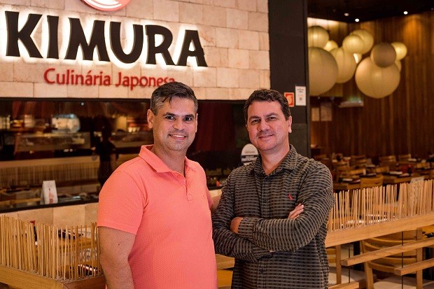 Rodrigo Carvalho e Rodrigo Oliveira, fundadores do Kimura Restaurante: rede cresce com dark kitchens no Rio de Janeiro (Foto: Vantuil Costa)