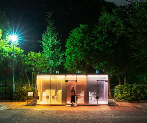 Shigeru Ban projeta banheiros públicos transparentes que ficam opacos quando em uso (Foto: Satoshi Nagare / Divulgação)