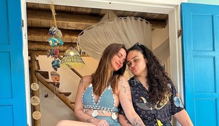 Em clima de romance, Marcela Mc Gowan posa com a noiva na Bahia: 'Nossa casinha'