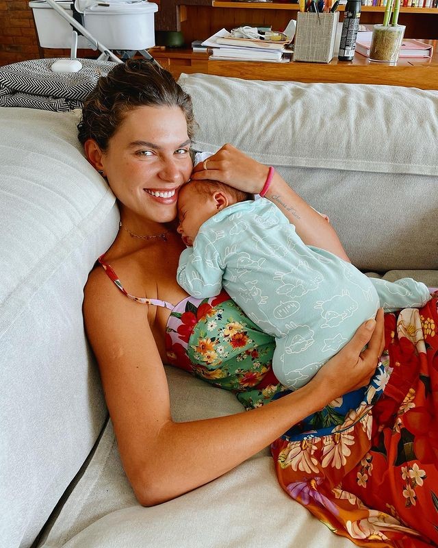 Mariana Goldfarb posa com bebê de amiga (Foto: Reprodução/Instagram)