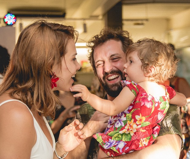 Gregório Duvivier e a filha na festa de aniversário de Letícia Colin (Foto: Reprodução/Instagram)