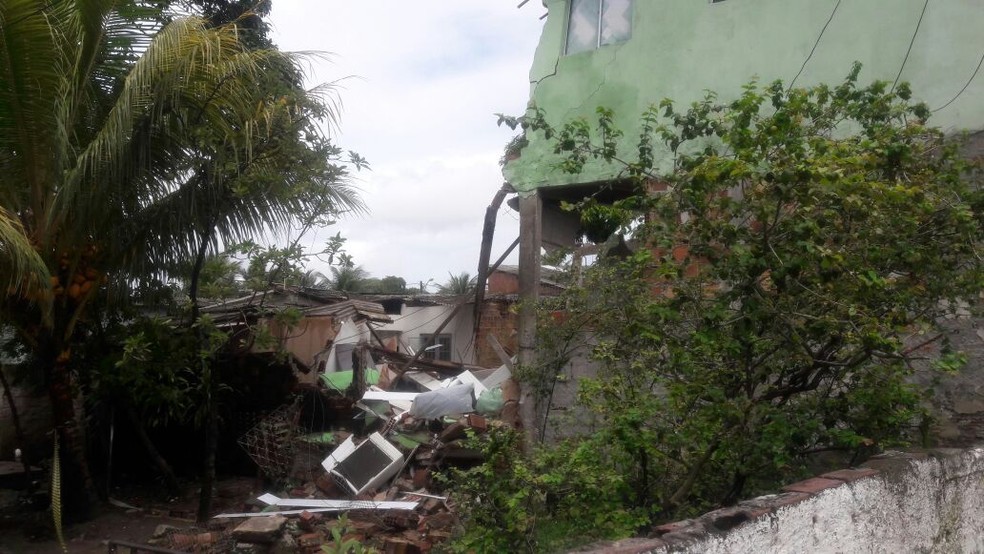 Residência teve danos por causa das chuvas em Areias, no Grande Recife, nesta segunda-feira (23) (Foto: Clarissa Góes/TV Globo)