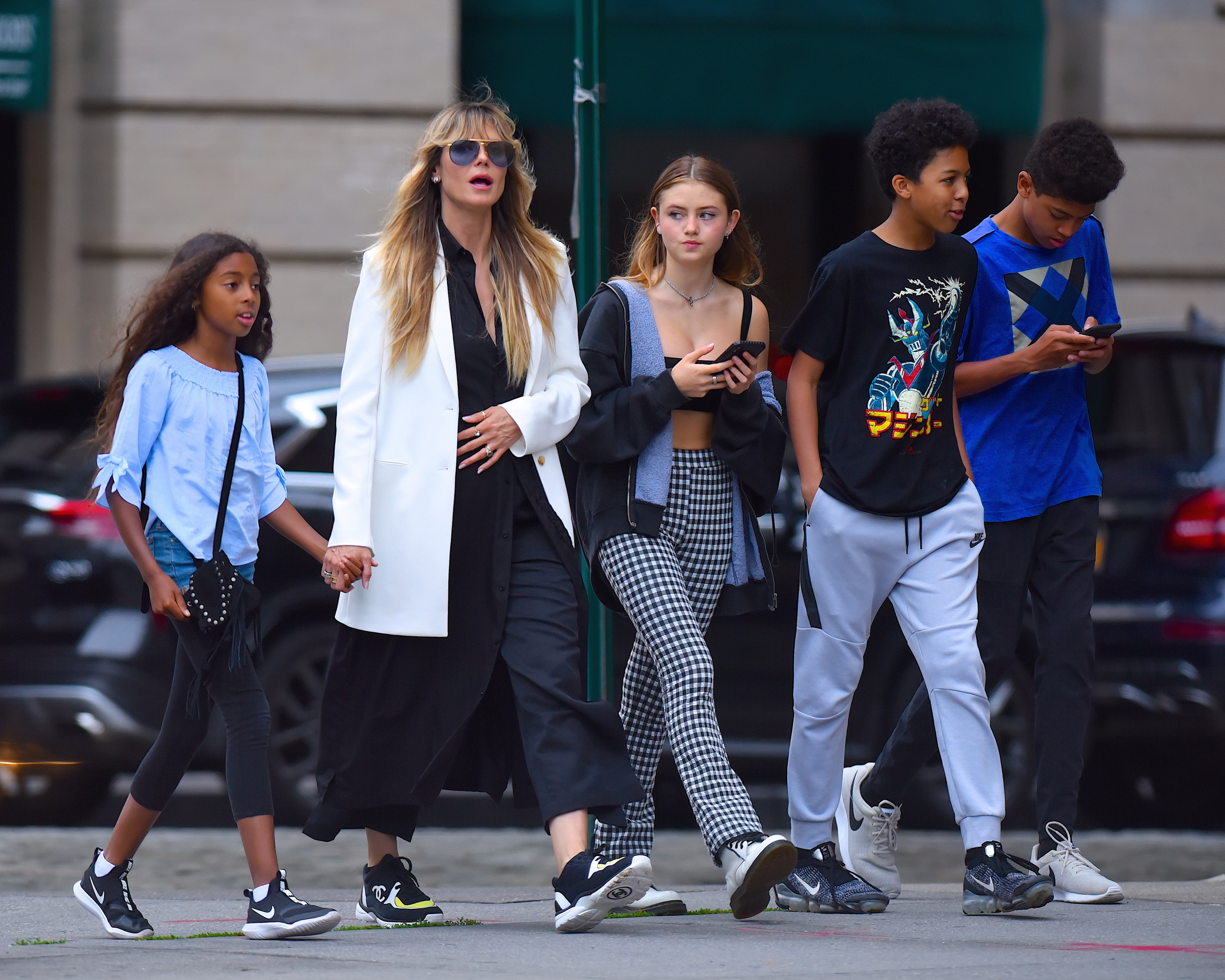 A modelo Heidi Klum em passeio com os quatro filhos (Foto: Getty Images)