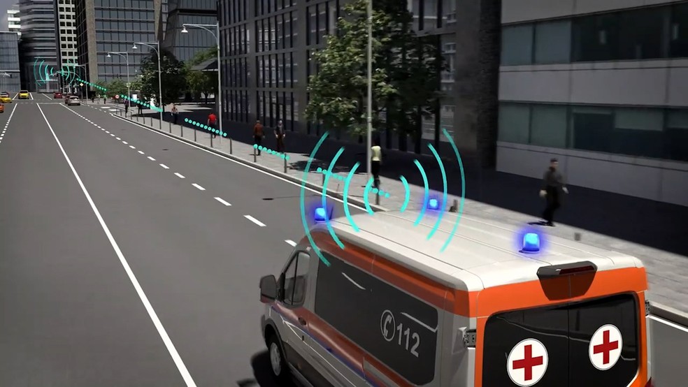 Ambulância equipada com tecnologia C-V2X envia sinal para semáfoto inteligente, que fecha o cruzamento — Foto: Divulgação/Ford