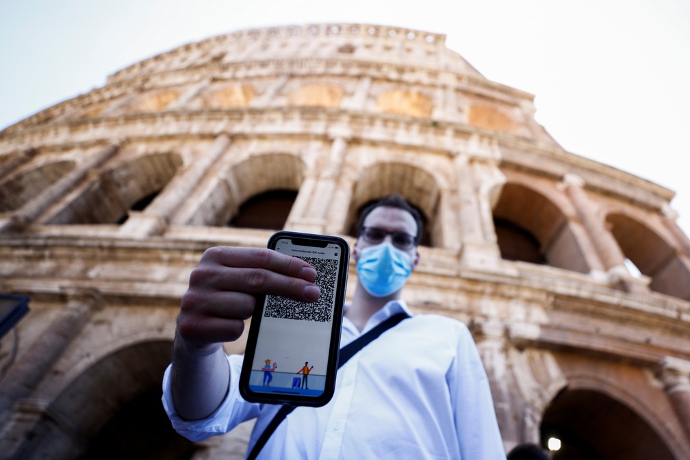 Homem apresenta passe de saúde, o chamado Green Pass, para entrar no Coliseu em Roma, em foto de 6 de agosto de 2021 — Foto: Guglielmo Mangiapane/Reuters