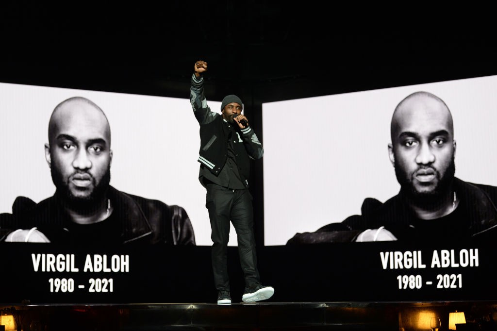 Idris Elba homenageia Virgil Abloh durante o evento no Royal Albert Hall (Foto:  Eamonn McCormack/BFC/Getty Images for BFC)