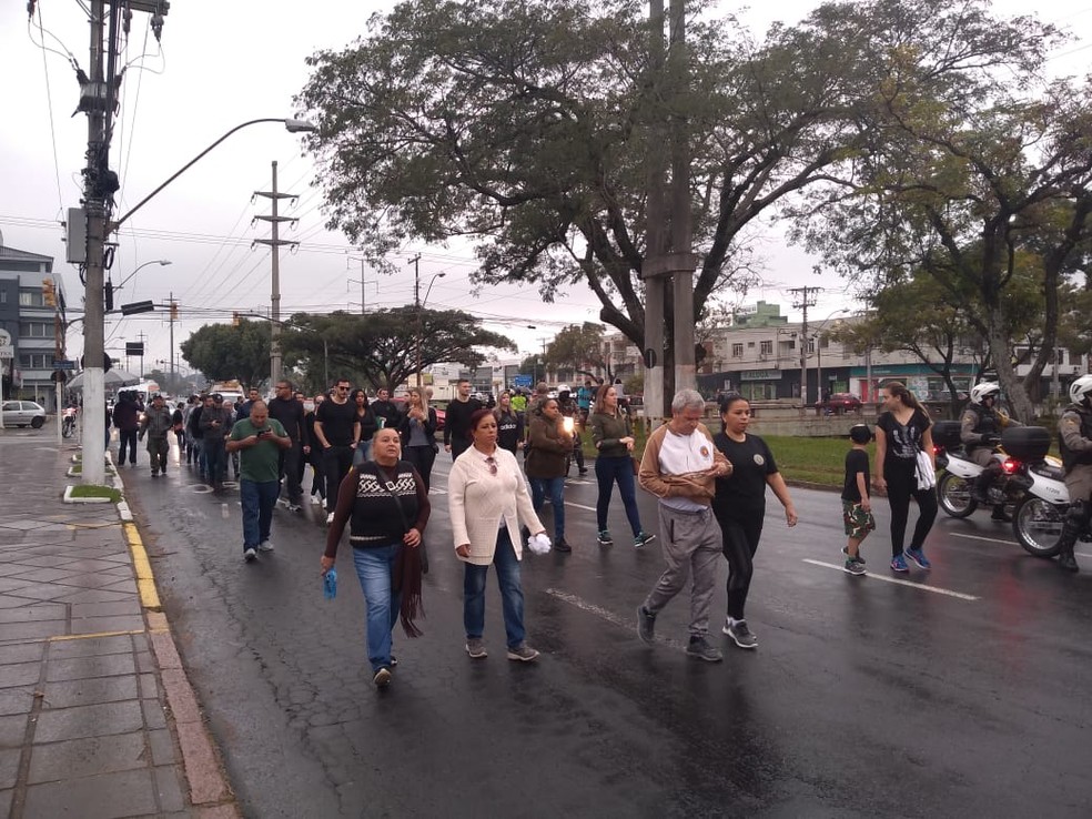 Caminhada seguiu pela Avenida Ipiranga até a Silva Só — Foto: Mauricio Rebellato/RBS TV