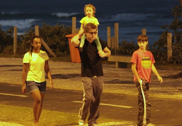Fábio Assunção com os filhos, João e Ella (Foto: Delson Silva/AgNews)