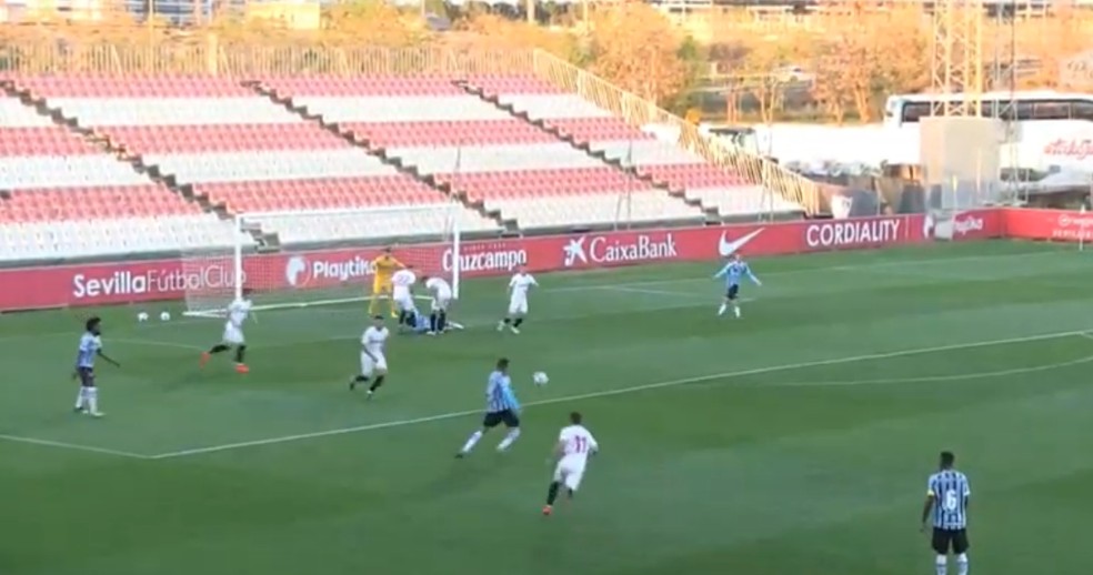 Ãrbitro encerra amistoso entre time de transiÃ§Ã£o do GrÃªmio e Sevilla por confusÃ£o â€” Foto: ReproduÃ§Ã£o/GrÃªmioTV