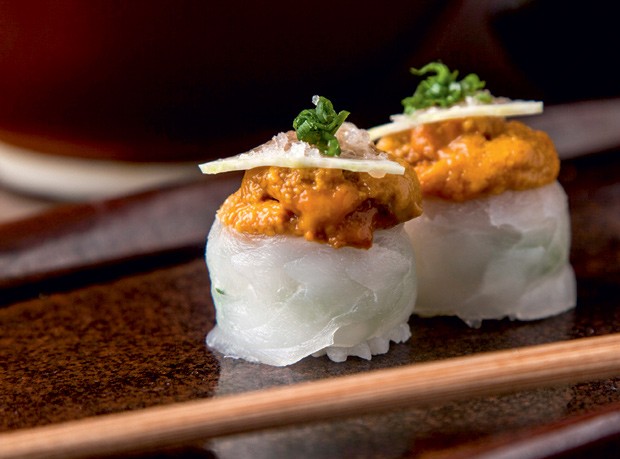Sushi de linguado com ovas de ouriço (Foto: Divulgação)
