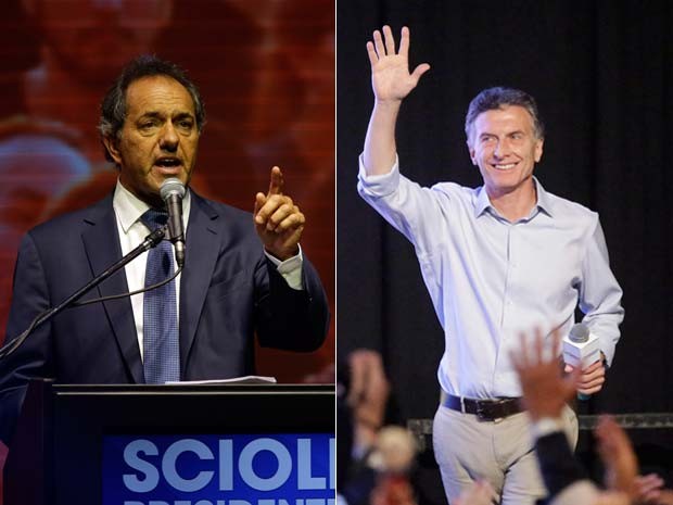 Daniel Scioli (à esquerda) e Mauricio Macri (à direita) disputarão segundo turno para a presidência argentina no dia 22 de novembro (Foto: AP Foto/Natacha Pisarenko / Jorge Saenz)