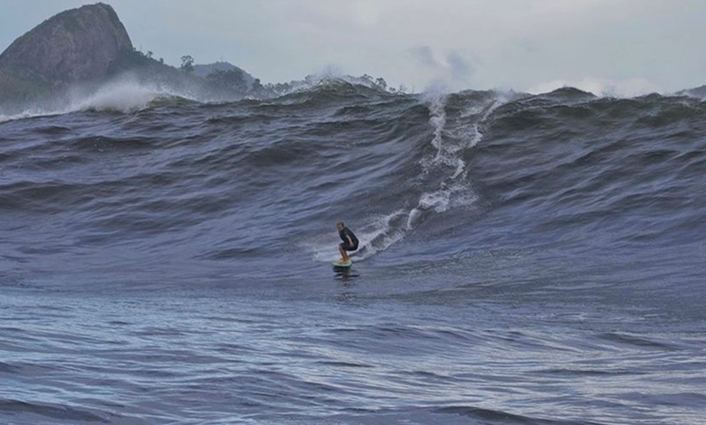 Lucas Fink surfa na Laje da Besta na Baía de Guanabara  — Foto: Reprodução/Arquivo Pessoal 