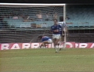 Na Memória: Gol contra bizarro dá vitória ao Cruzeiro sobre o Bota em 89