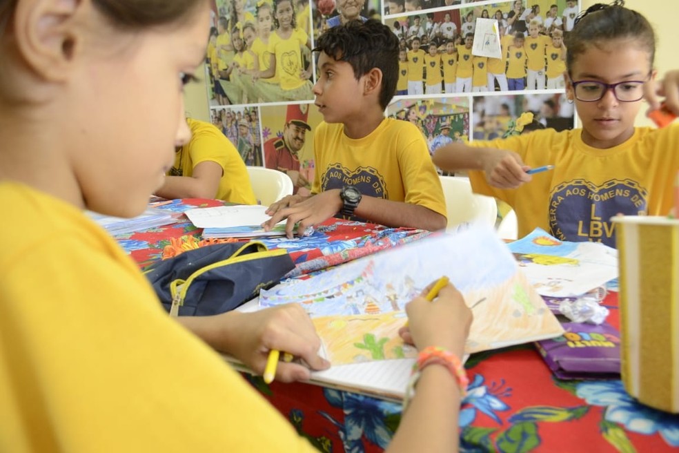 Artista vai acompanhar a exposição dos trabalhos feitos por crianças e adolescentes e ainda compartilhar suas obras como forma de inspiração para a garotada — Foto: LBV/Divulgação