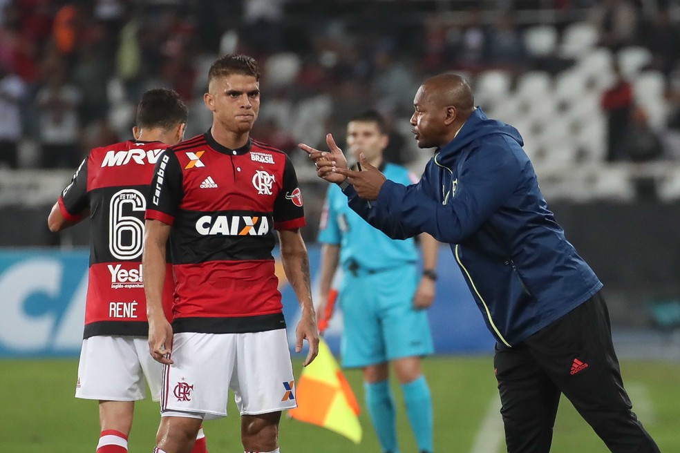 Cuéllar recebe instruções de Bernardo Redín (Foto: Gilvan de Souza / Flamengo)