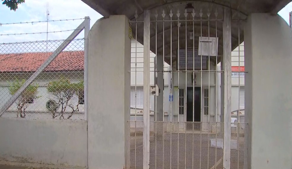 Exames foram aplicados pela prefeitura depois que três moradores tiveram sintomas gripais em asilo de Pirajuí — Foto: TV TEM/Reprodução