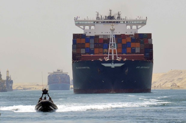  O teste no novo canal foi realizado sob um forte esquema de segurança, com helicópteros e navios militares  (Foto: Reuters)