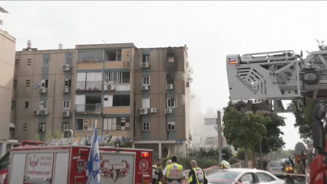 Três pessoas ficam feridas após foguete atingir um prédio residencial em Tel Aviv nesta sexta-feira (27)