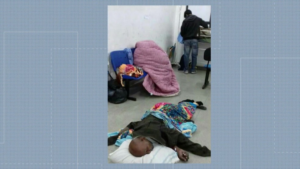 Homem deitado no chão do Hospital da Posse, em Nova Iguaçu, no RJ — Foto: Reprodução/ TV Globo