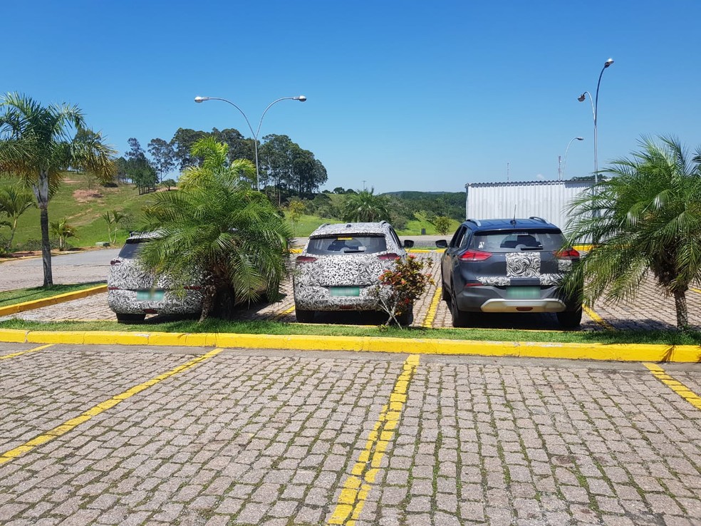 Nova tracker da GM é vista camuflada em testes em São José — Foto: Diego Tribst/ TV Vanguarda