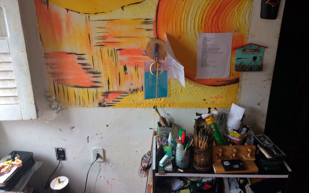 Pintura e pinc&eacute;is de artista pl&aacute;stico morto por policiais em Candeias (Foto: Juliana Almirante/G1)