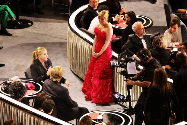 HOLLYWOOD, CALIFORNIA - MARCH 27: (L-R) Co-host Amy Schumer, Jesse Plemons, and Kirsten Dunst are seen during the 94th Annual Academy Awards at Dolby Theatre on March 27, 2022 in Hollywood, California. (Photo by Neilson Barnard/Getty Images) (Foto: Getty Images)