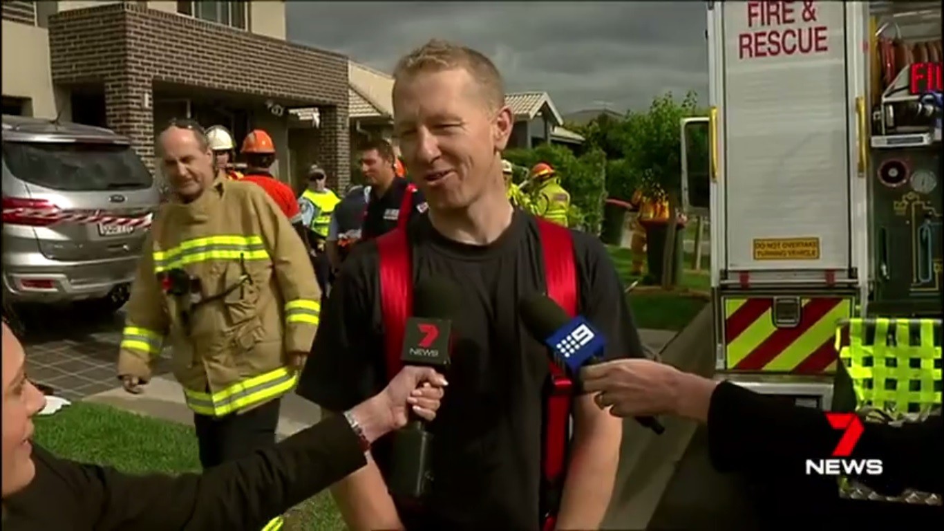 O bombeiro australiano Alan Fritsch quando, depois de salvar uma família, descobriu que seria pai dentro de pouco tempo (Foto: Reprodução)