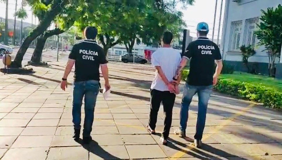 Suspeito foi preso em Balneário Pinhal — Foto: Divulgação/Polícia Civil