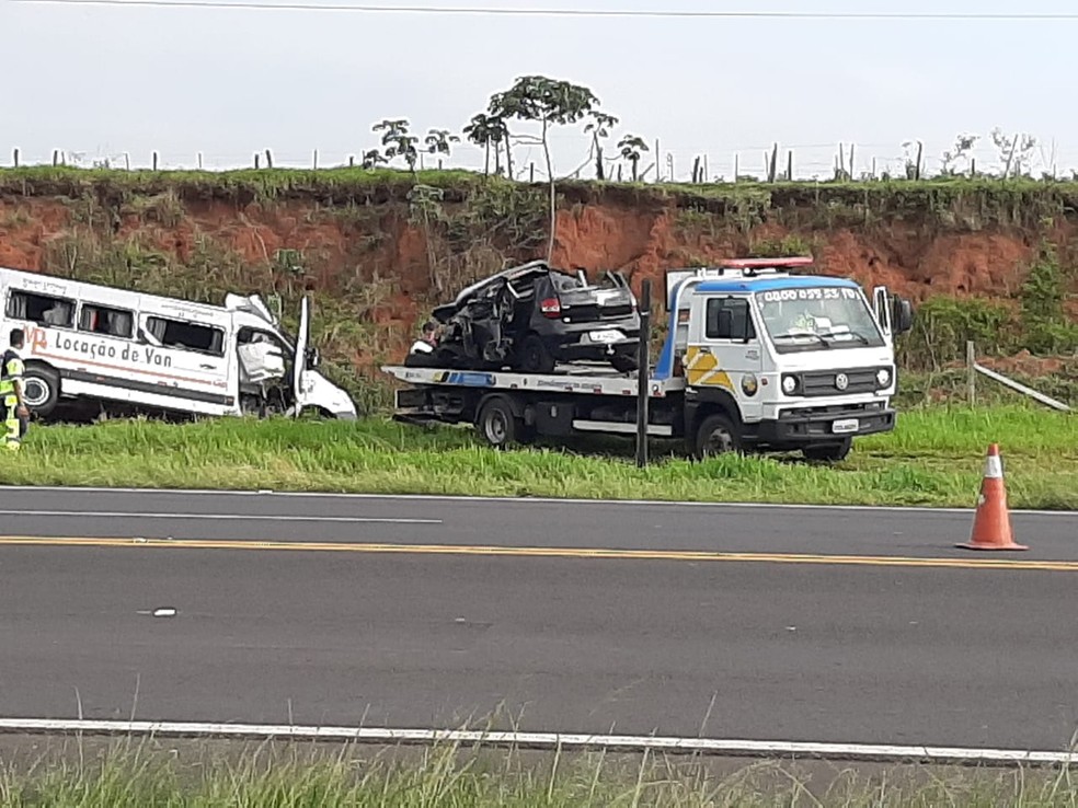 Van bate de frente com carro e deixa feridos em rodovia de Pompeia — Foto: Arquivo pessoal