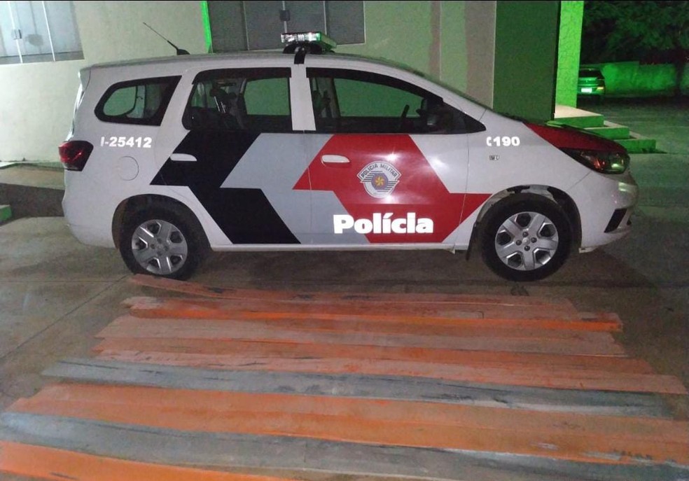 Placas de metal subtraídas foram apreendidas pela polícia — Foto: Polícia Militar 