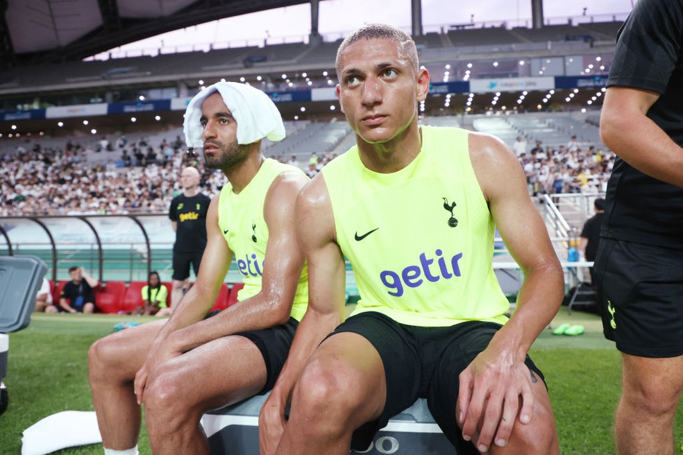 Lucas Moura e Richarlison em intenso treinamento de pré-temporada de Antonio Conte no Tottenham — Foto: Getty Images