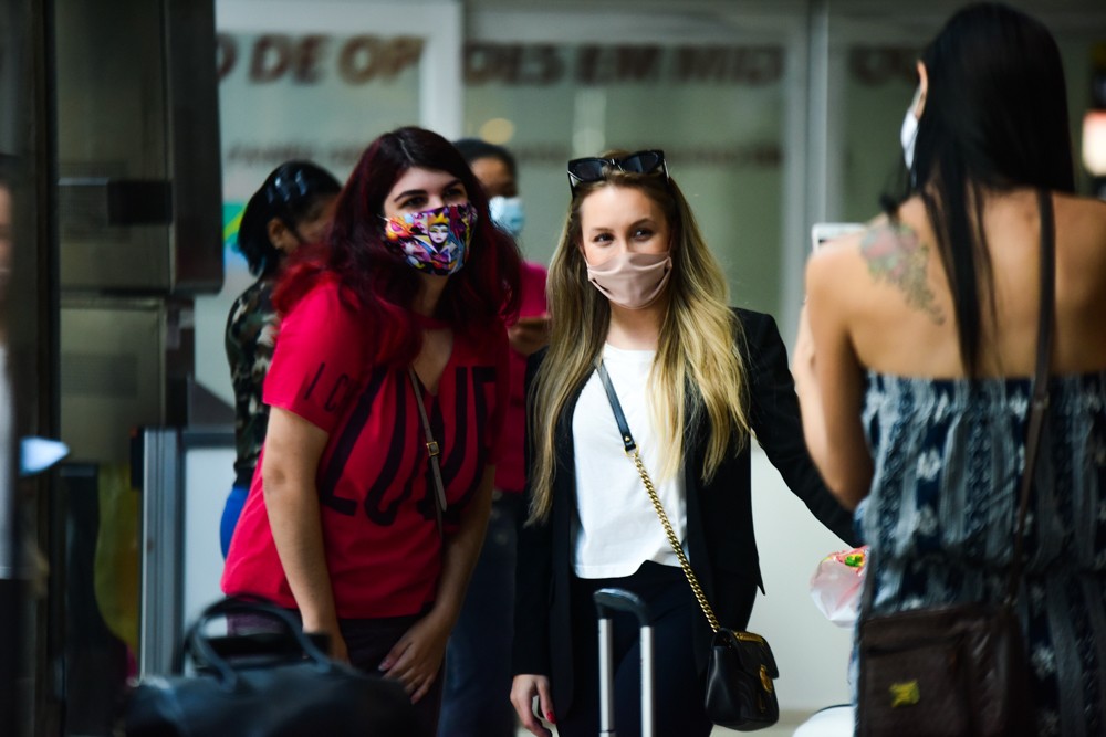 Carla Diaz é tietada em Aeroporto (Foto: Leo Franco/AgNews)