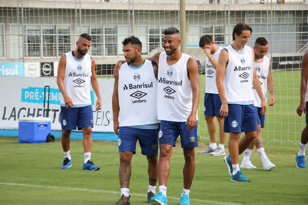 Leo Moura e Montoya em treino do GrÃªmio â€” Foto: Tomas Hammes