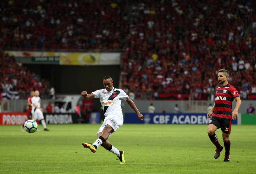 Fabricio chegou a atuar como meia pelo Vasco, incluindo no clássico contra o Flamengo — Foto: Carlos Gregório Jr. / Vasco