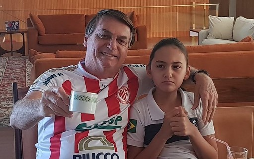 Nova foto de Laura Bolsonaro, filha de 13 anos do ex-presidente, circu