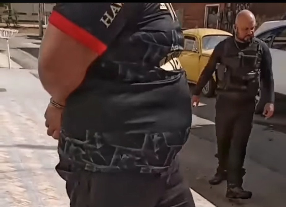 Homem suspeito de se passar por policial (à direita), algemou a vítima e roubou seu carro na Zona Oeste do Rio