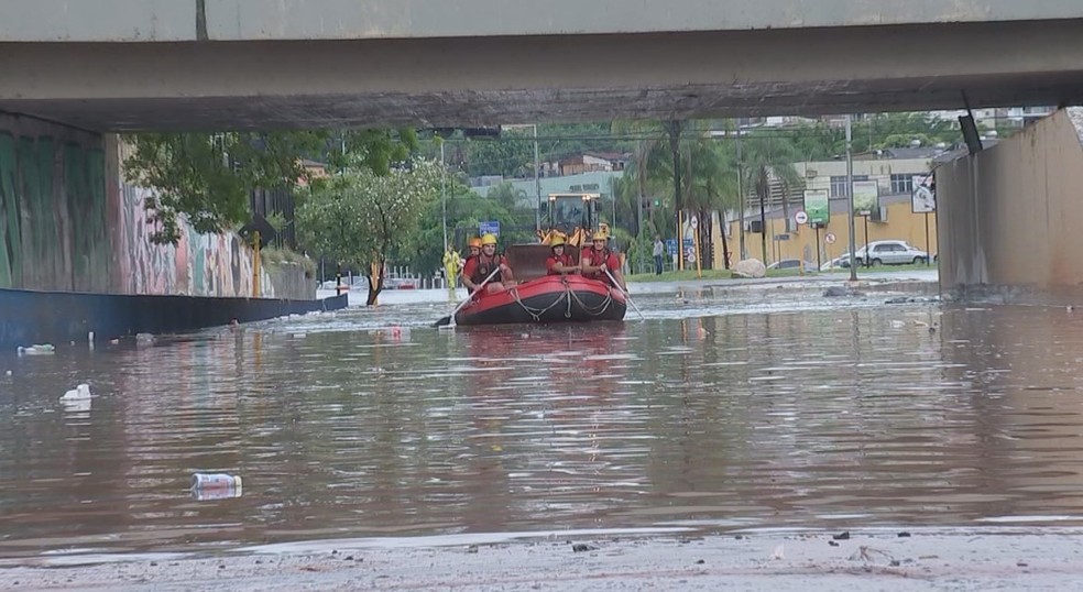 Temporal causa alagamentos, volta a descolar asfalto e deixa caminhão da Emdurb submerso em Bauru — Foto: Fernando Savioli/TV TEM