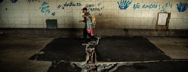 Falta de conservação é marcante. Enfrentar crateras nas ruas do terminal ou nas calçadas fazem parte da rotin — Foto: Hermes de Paula/Agência O Globo