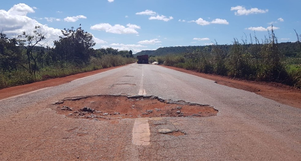 Segundo a PRF, causa do acidente teria sido a quantidade de buracos na pista — Foto: Divulgação/Polícia Civil