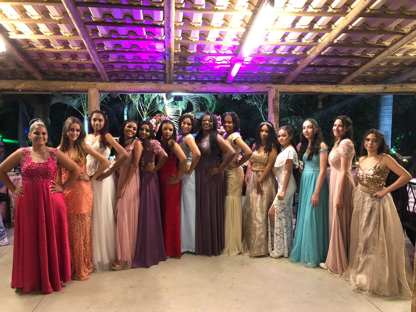 Noite dos sonhos: meninas carentes ganham baile de debutante em Divinópolis 