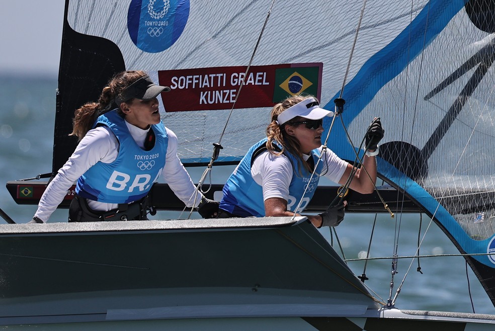 Martine e Kahena em ação na regata que garantiu a medalha de ouro para o Brasil — Foto: REUTERS/Carlos Barria