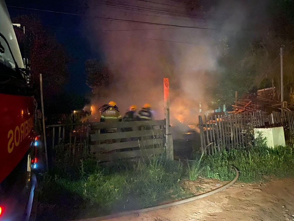 Bombeiros durante combate a incêndio em Santana do Livramento — Foto: Yuri Teixeira/Sentinela24h