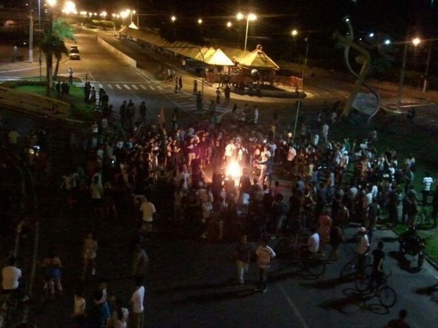 Minoria radical queima catraca de terminal de ônibus em Aracaju (Foto: Marina Fontenele/G1)