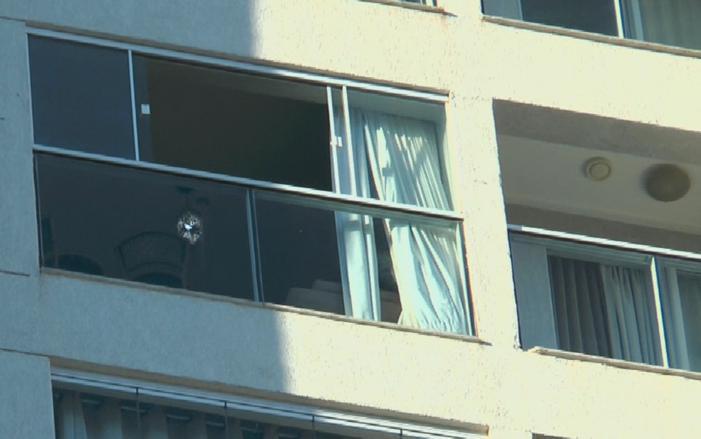 Apartamento de onde mulher caiu do 15º andar, em Goiânia — Foto: Reprodução/TV Anhanguera